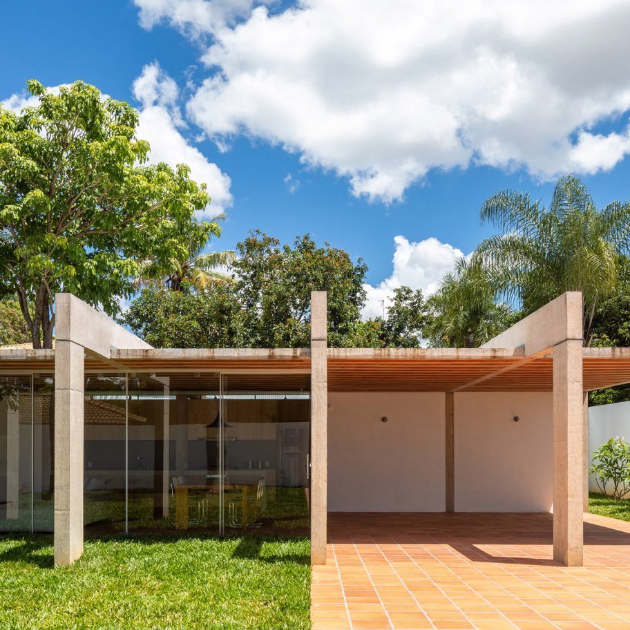 Portico House by Bloco Arquitetos