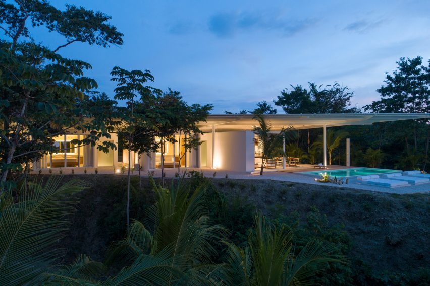 Santiago Hills Villa by Studio Saxe