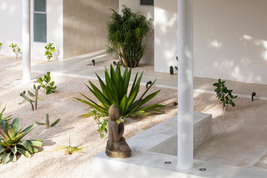 Santiago Hills Villa by Studio Saxe
