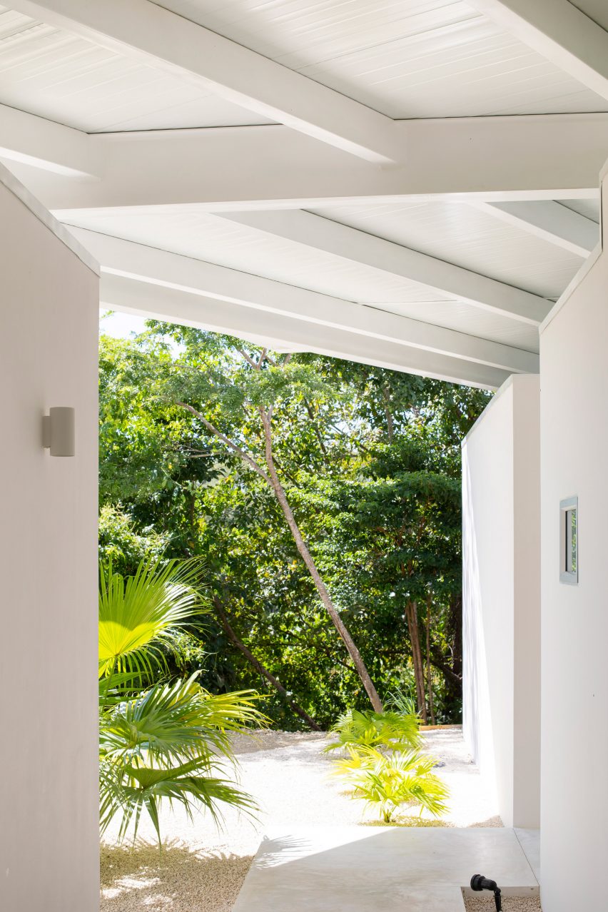 Santiago Hills Villa by Studio Saxe