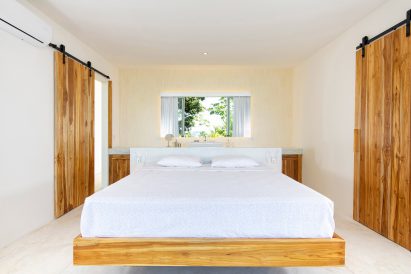 Santiago Hills Villa by Studio Saxe