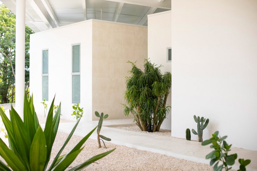 Santiago Hills Villa by Studio Saxe