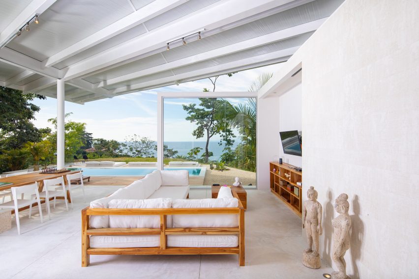 Santiago Hills Villa by Studio Saxe