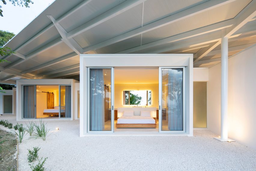 Santiago Hills Villa by Studio Saxe