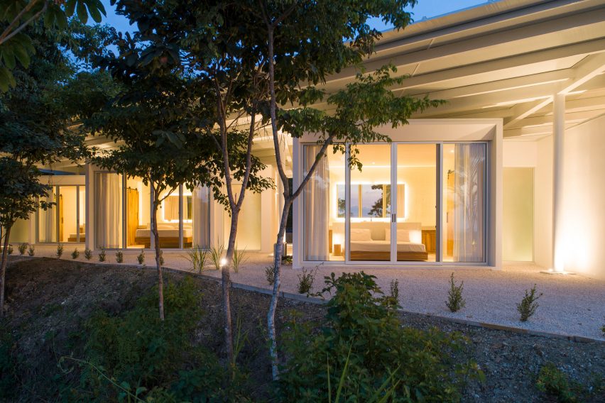 Santiago Hills Villa by Studio Saxe