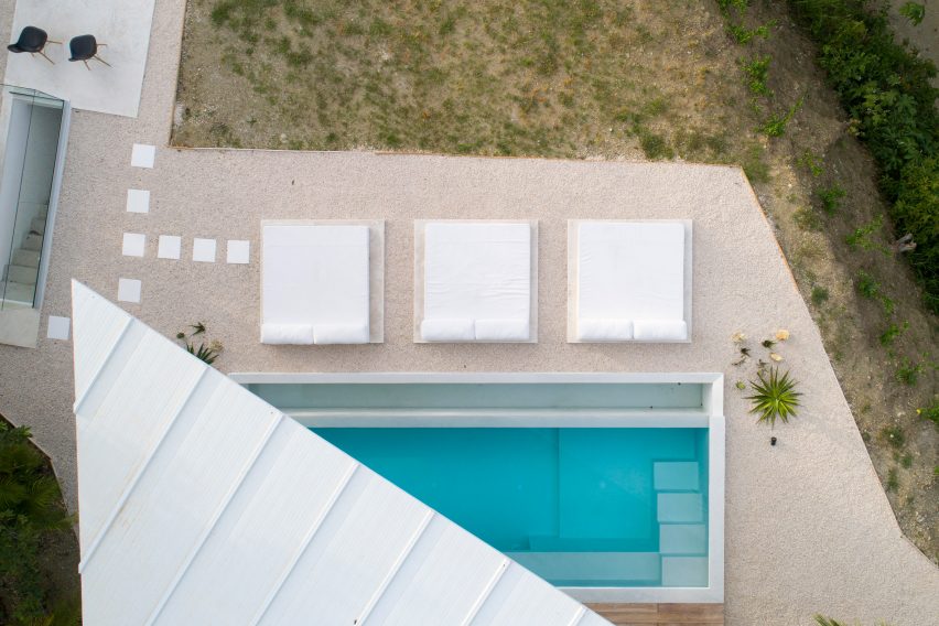 Santiago Hills Villa by Studio Saxe