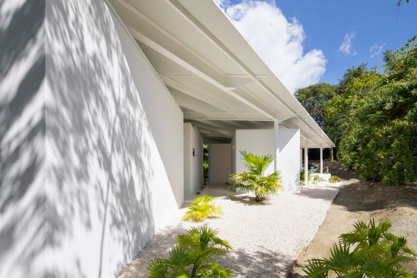 Santiago Hills Villa by Studio Saxe