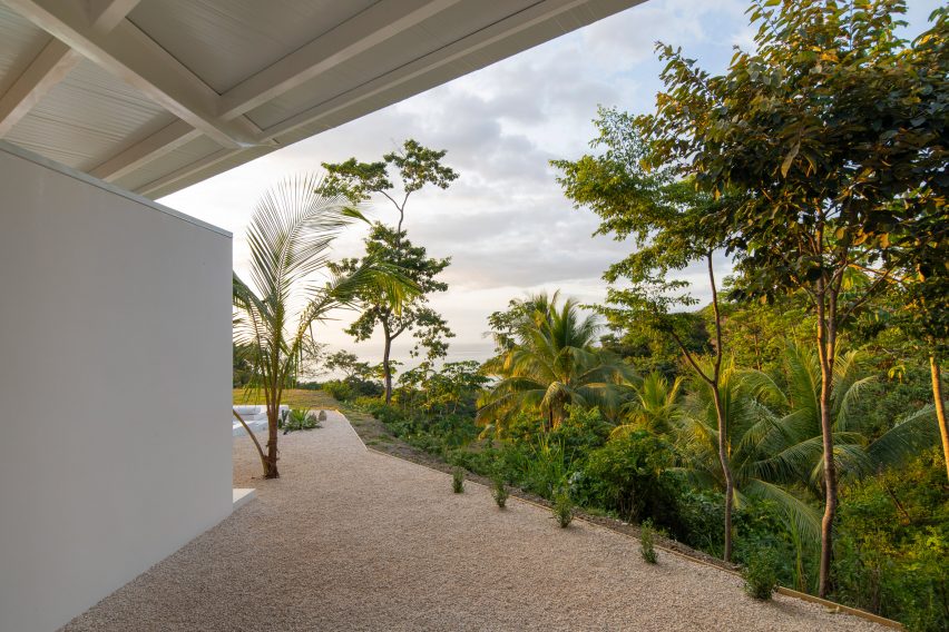 Santiago Hills Villa by Studio Saxe