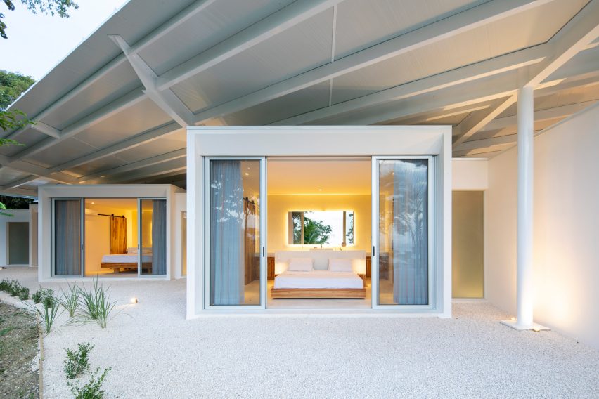 Santiago Hills Villa by Studio Saxe