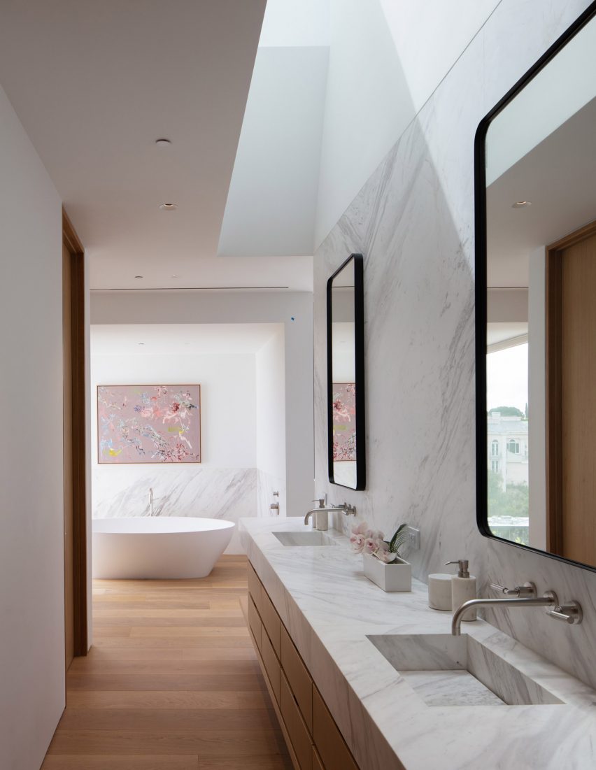 1471 Forest Knoll by Standard Architecture