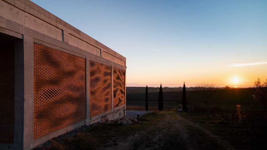 Kitrvs winery's parametric facades built using augmented bricklaying by Gramazio Kohler Research at ETH Zürich