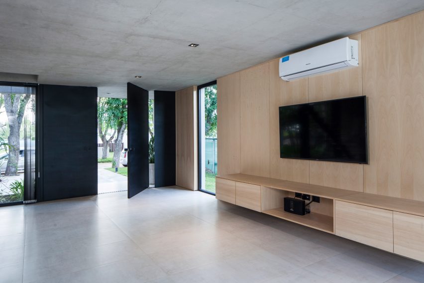 Black House by V2 Arquitectos