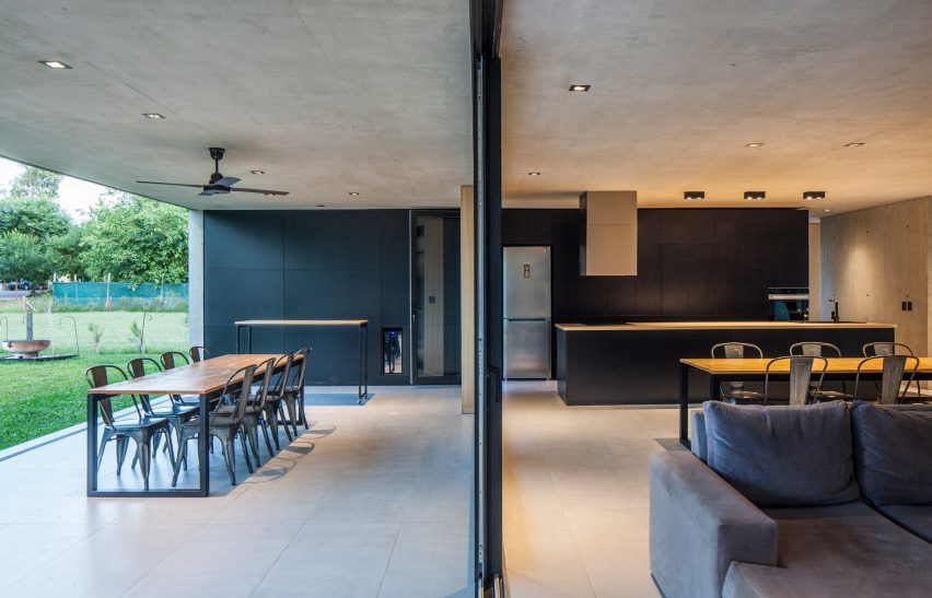 Black House by V2 Arquitectos
