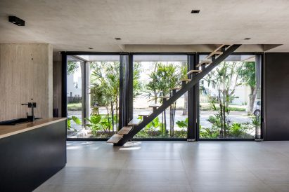 Black House by V2 Arquitectos