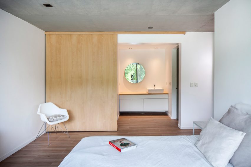 Black House by V2 Arquitectos