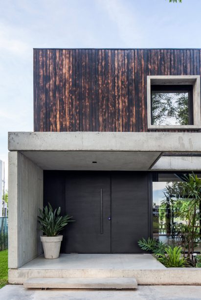 Black House by V2 Arquitectos