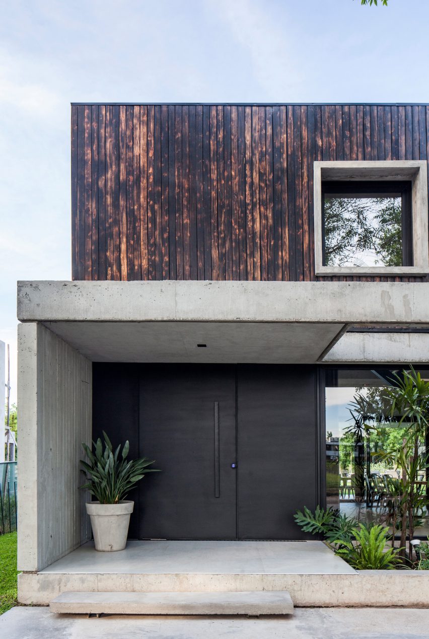 Black House by V2 Arquitectos