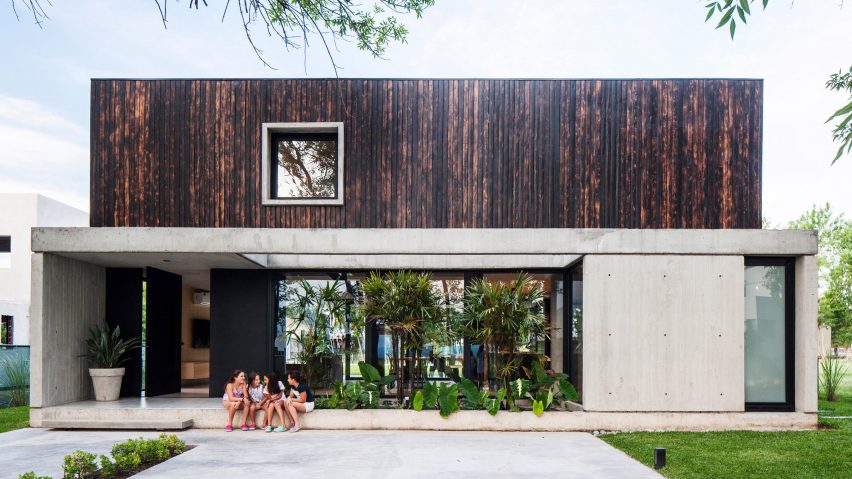 Black House by V2 Arquitectos