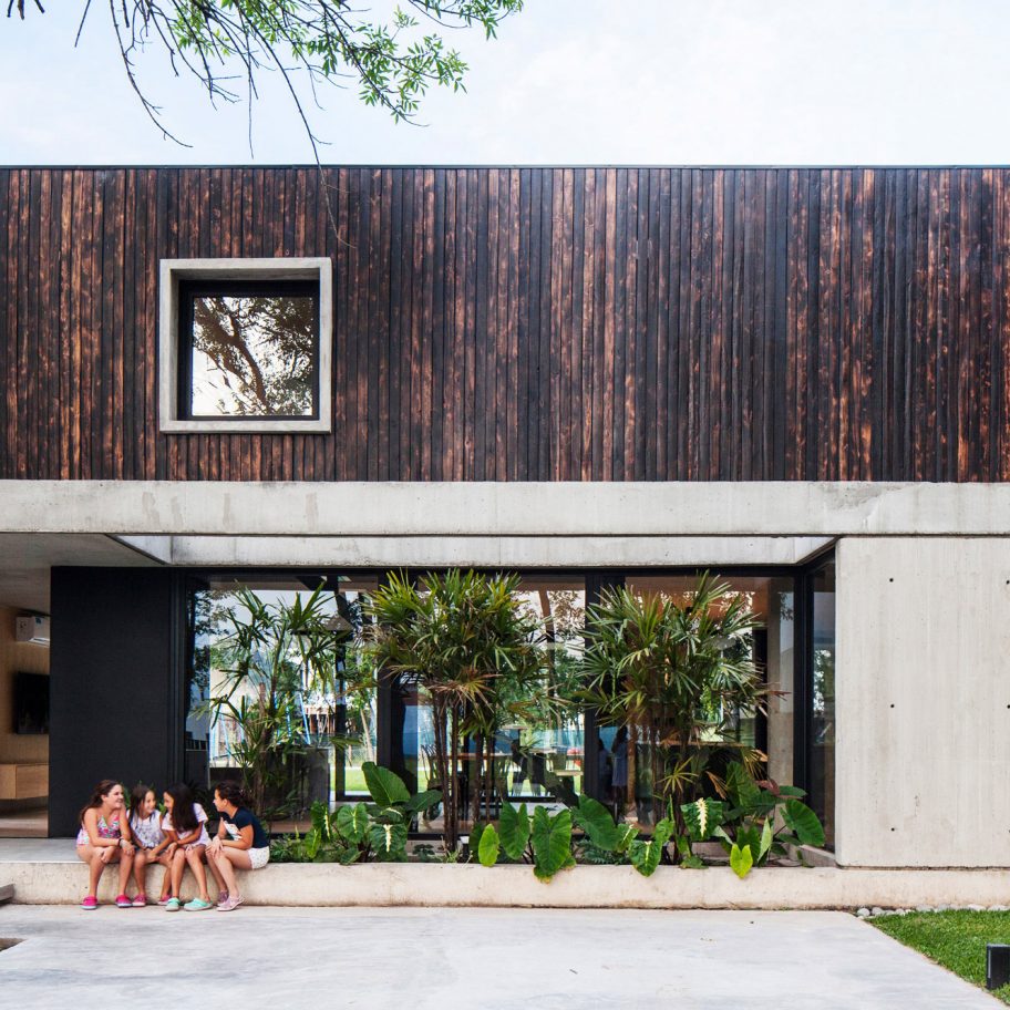 Black House by V2 Arquitectos