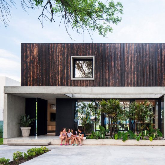 Black House by V2 Arquitectos