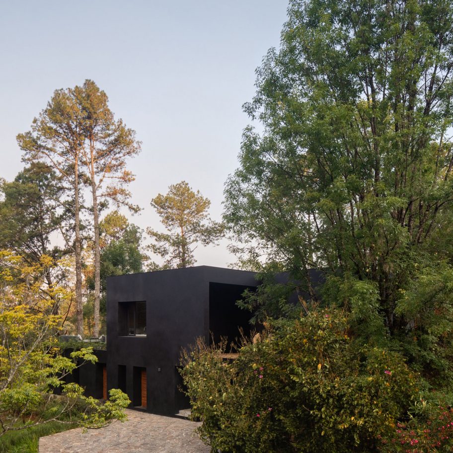 Matte-black house Las Golondrinas is a sanctuary for retirement in Valle de Bravo