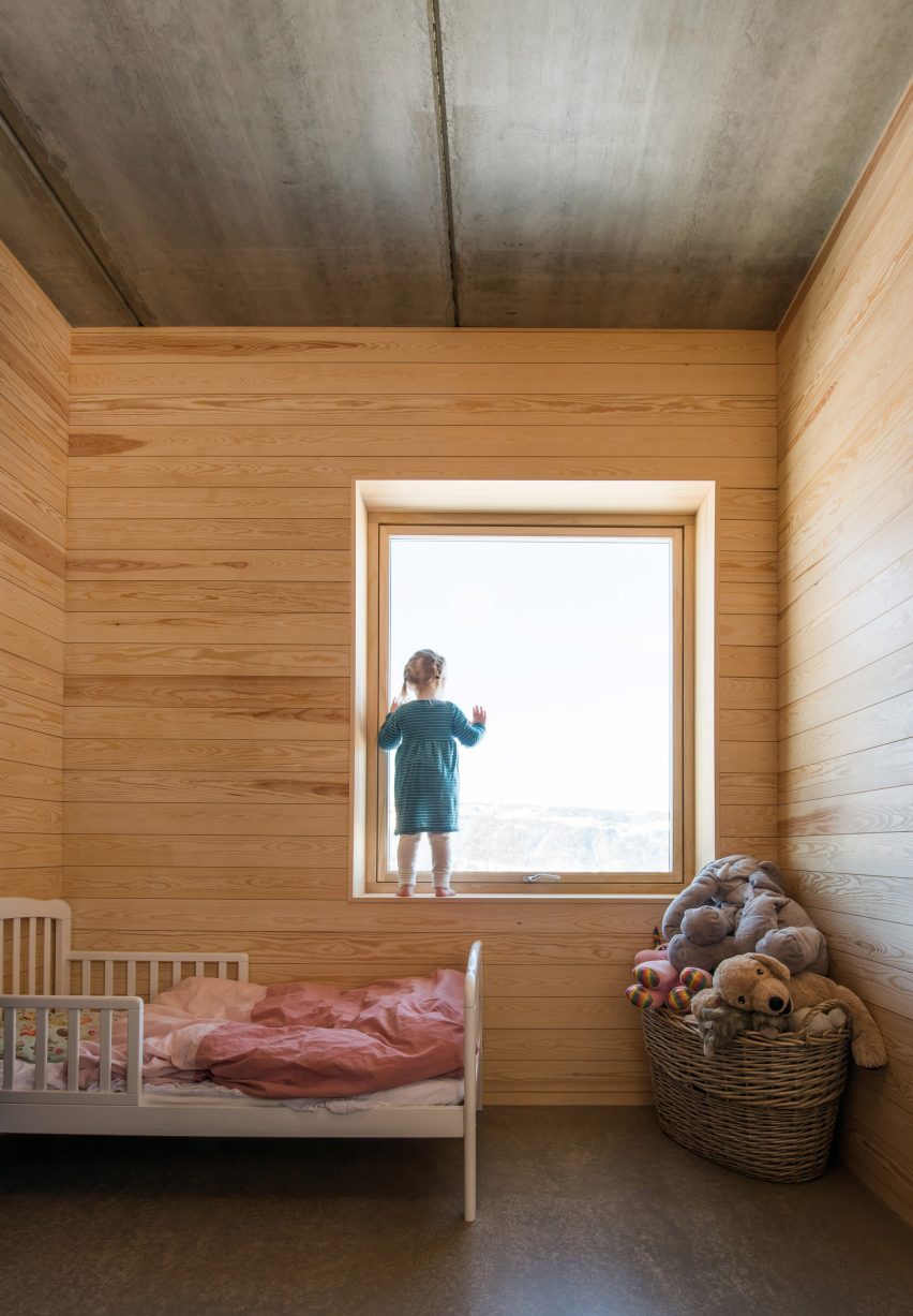 Red concrete house by Sanden+Hodnekvam