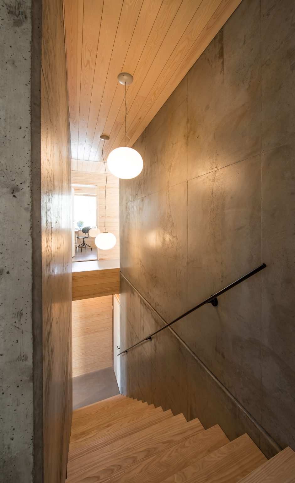 Red concrete house by Sanden+Hodnekvam