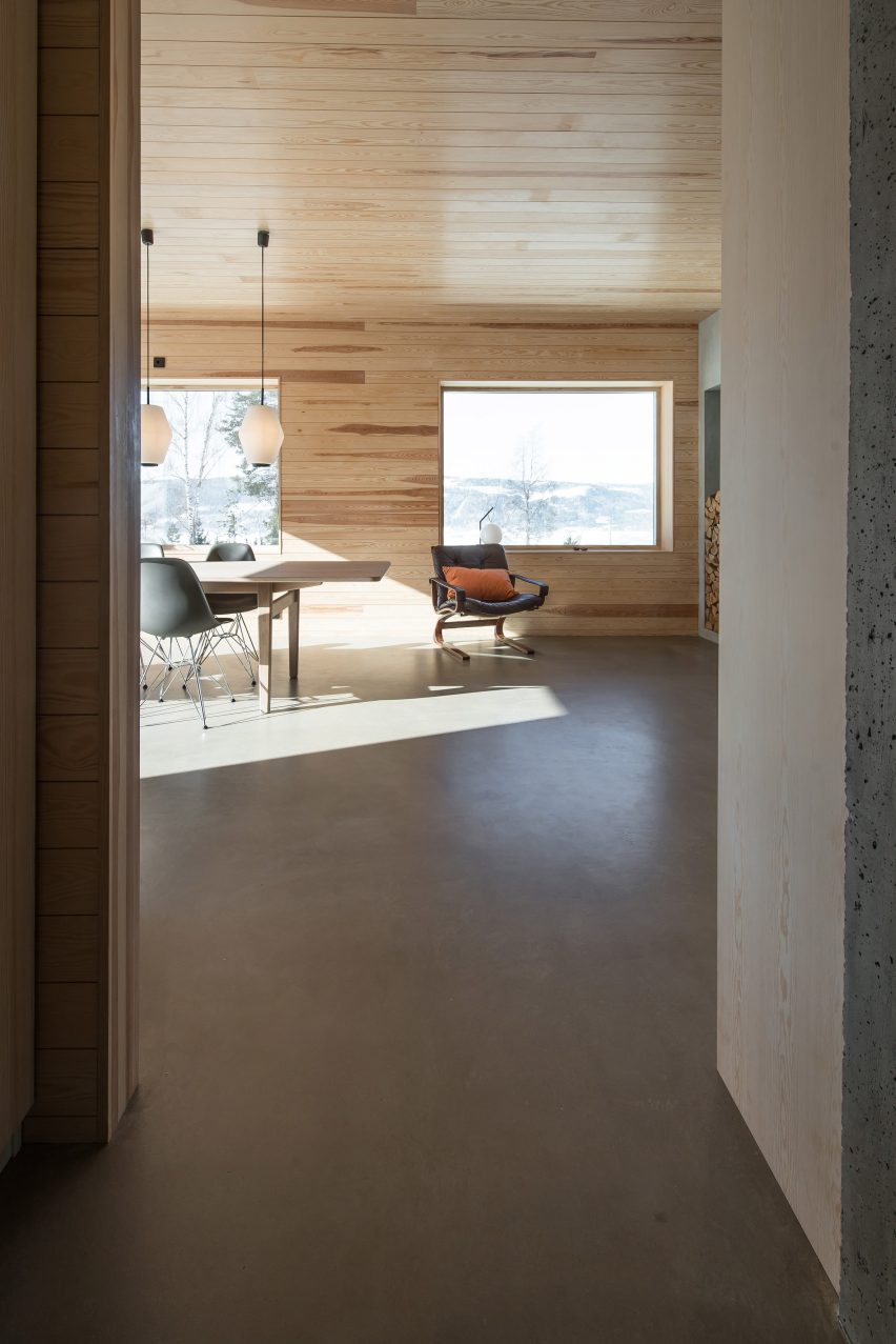 Red concrete house by Sanden+Hodnekvam