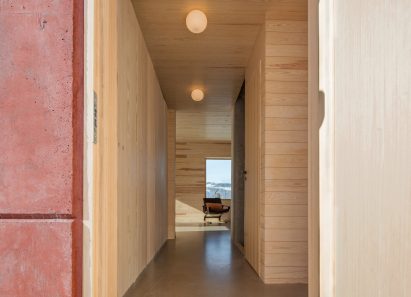 Red concrete house by Sanden+Hodnekvam