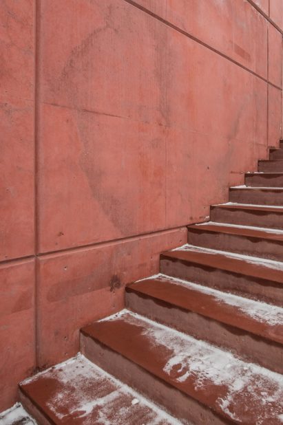 Red concrete house by Sanden+Hodnekvam