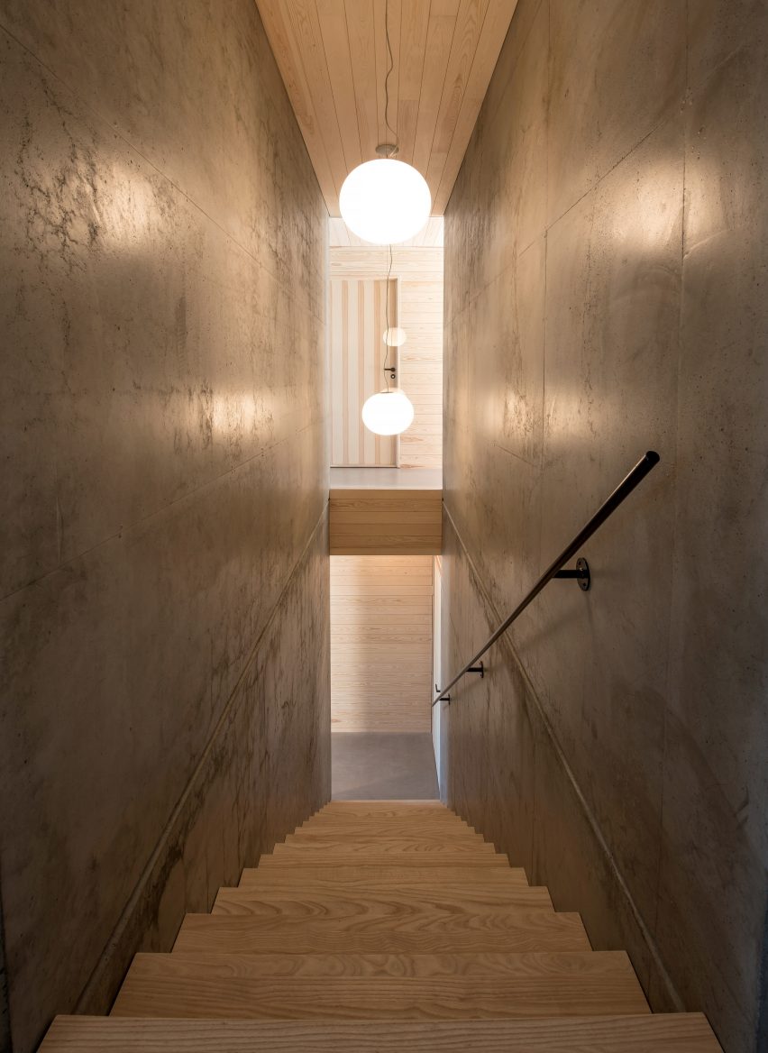 Red concrete house by Sanden+Hodnekvam
