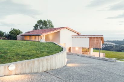 Santiagomendi House by Pauzarq Architects