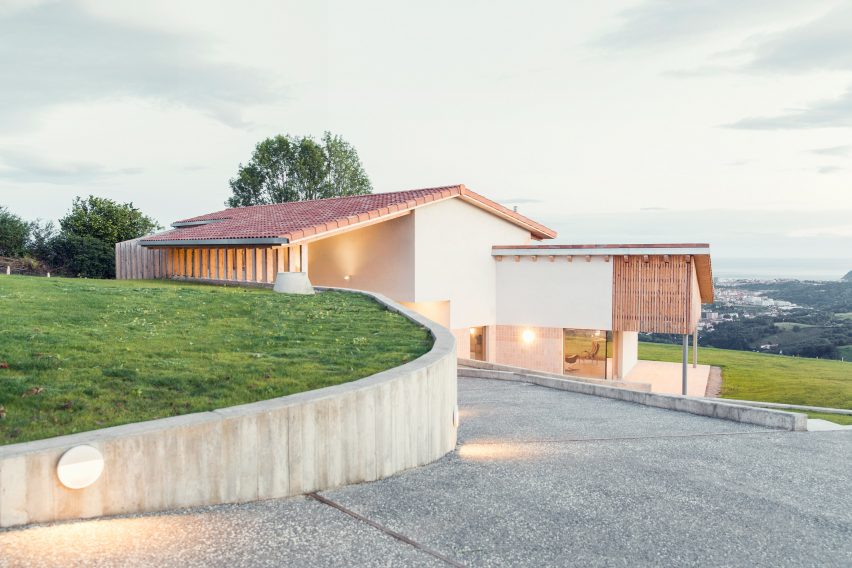 Santiagomendi House by Pauzarq Architects