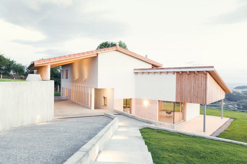Santiagomendi House by Pauzarq Architects