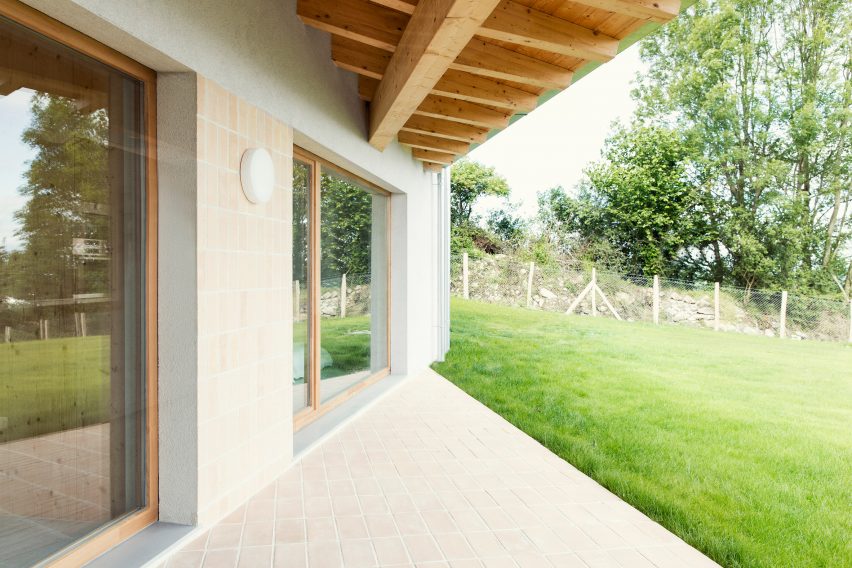 Santiagomendi House by Pauzarq Architects