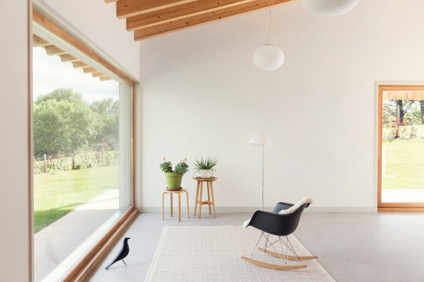 Santiagomendi House by Pauzarq Architects