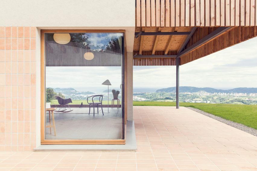 Santiagomendi House by Pauzarq Architects