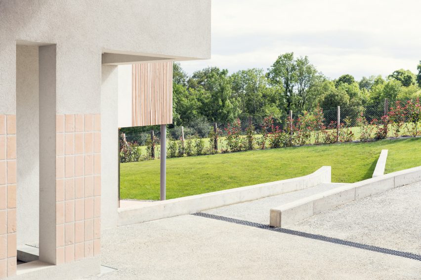 Santiagomendi House by Pauzarq Architects