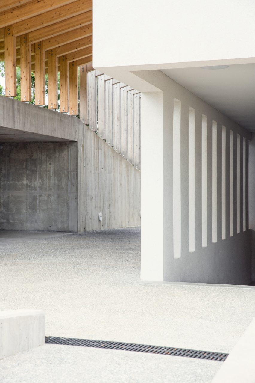 Santiagomendi House by Pauzarq Architects