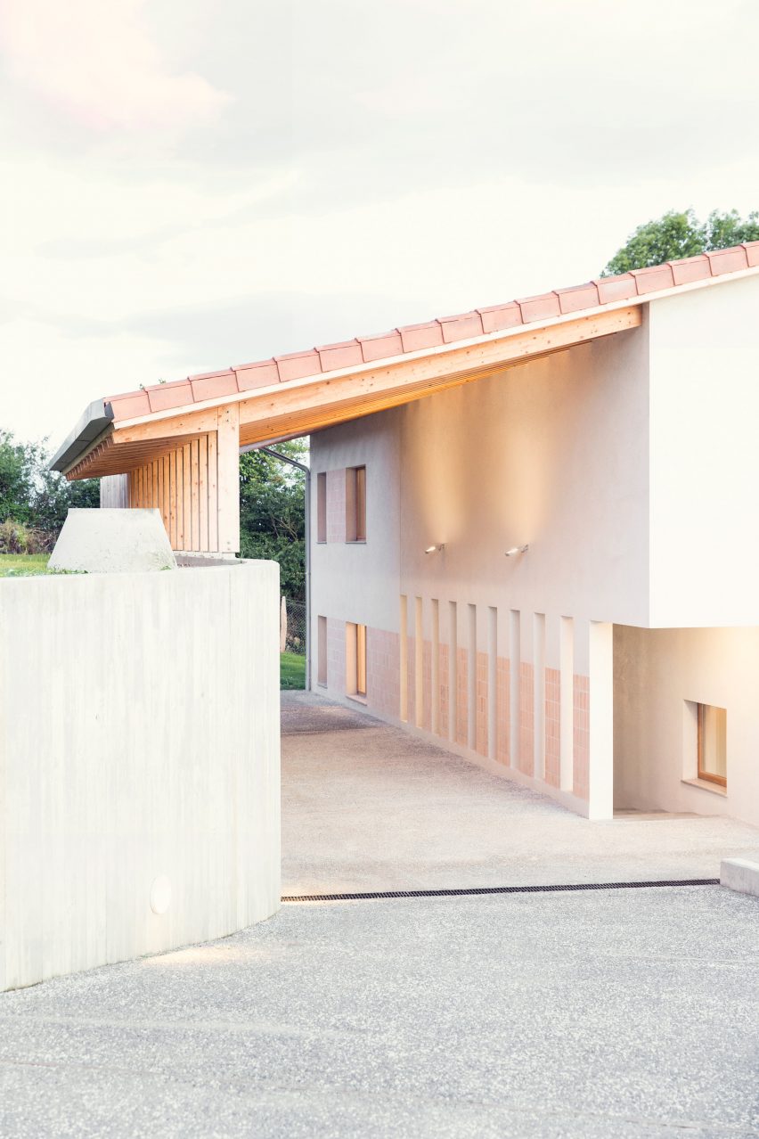 Santiagomendi House by Pauzarq Architects