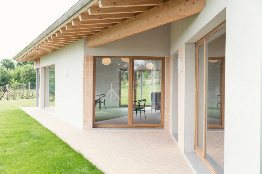 Santiagomendi House by Pauzarq Architects