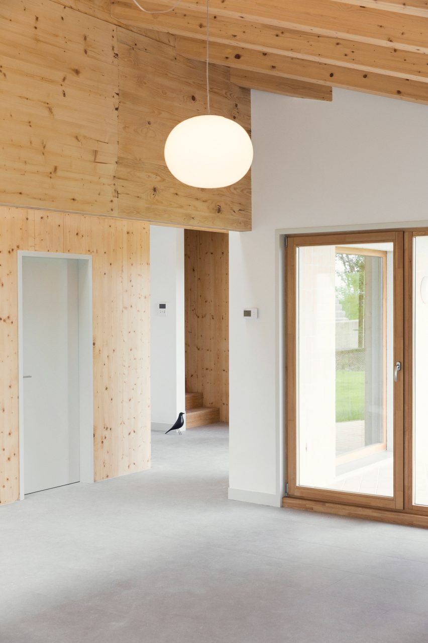 Santiagomendi House by Pauzarq Architects