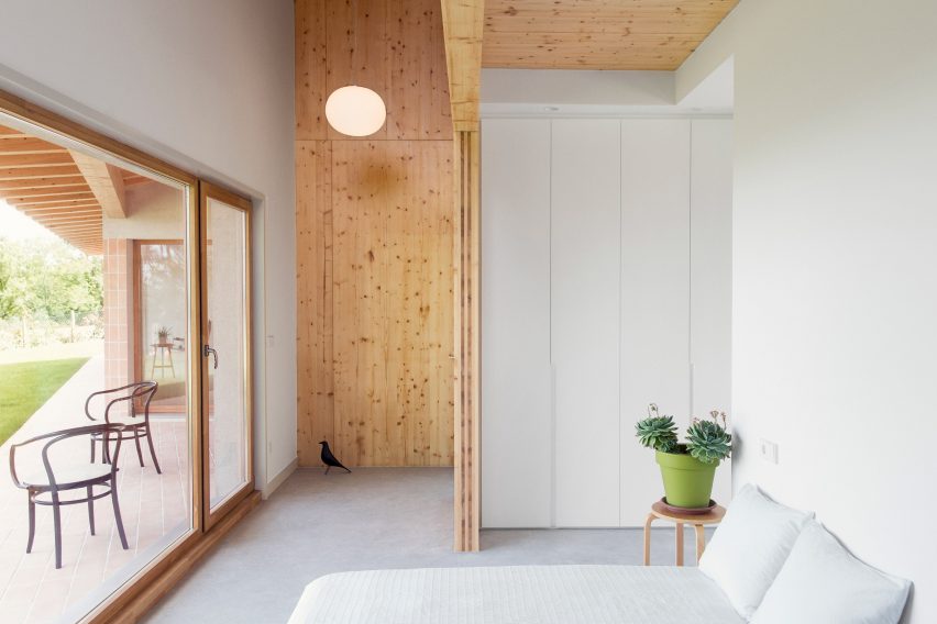 Santiagomendi House by Pauzarq Architects