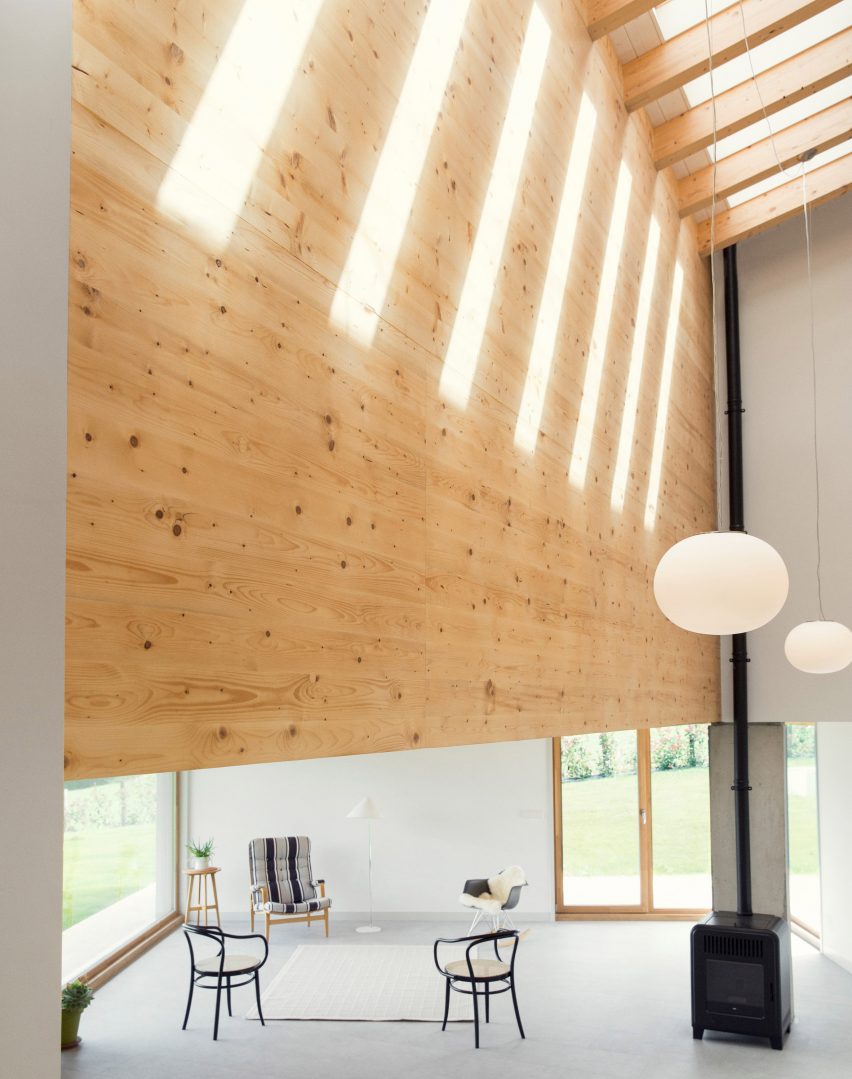 Santiagomendi House by Pauzarq Architects
