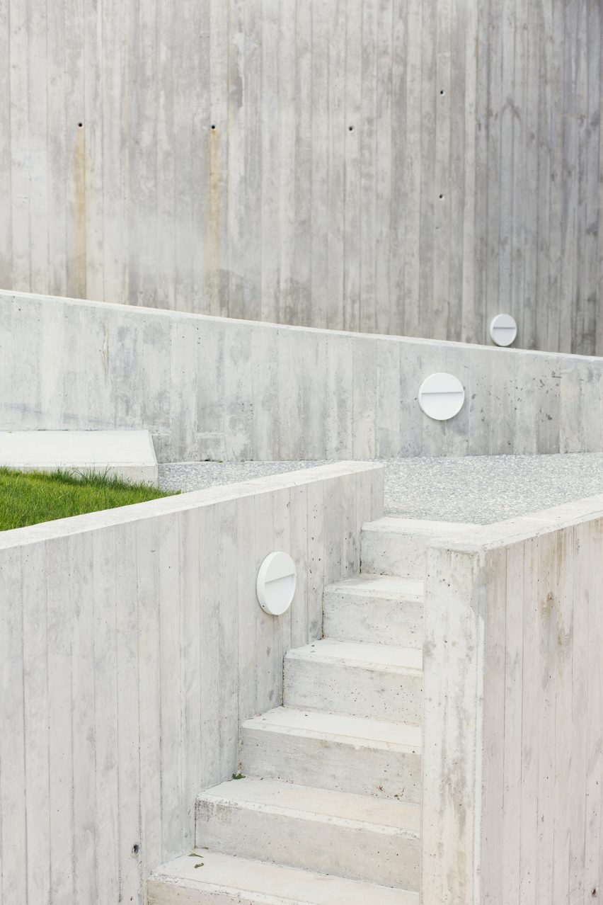 Santiagomendi House by Pauzarq Architects