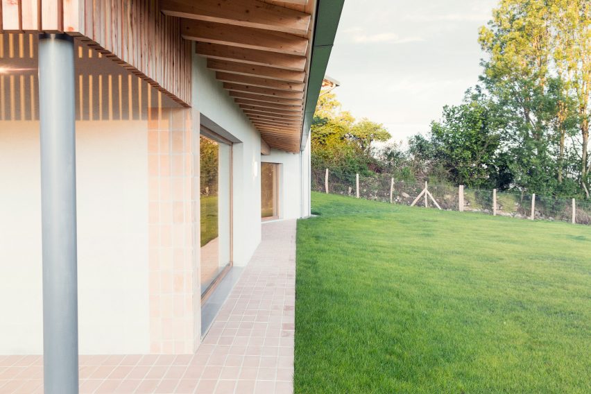 Santiagomendi House by Pauzarq Architects