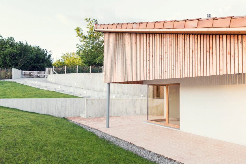 Santiagomendi House by Pauzarq Architects