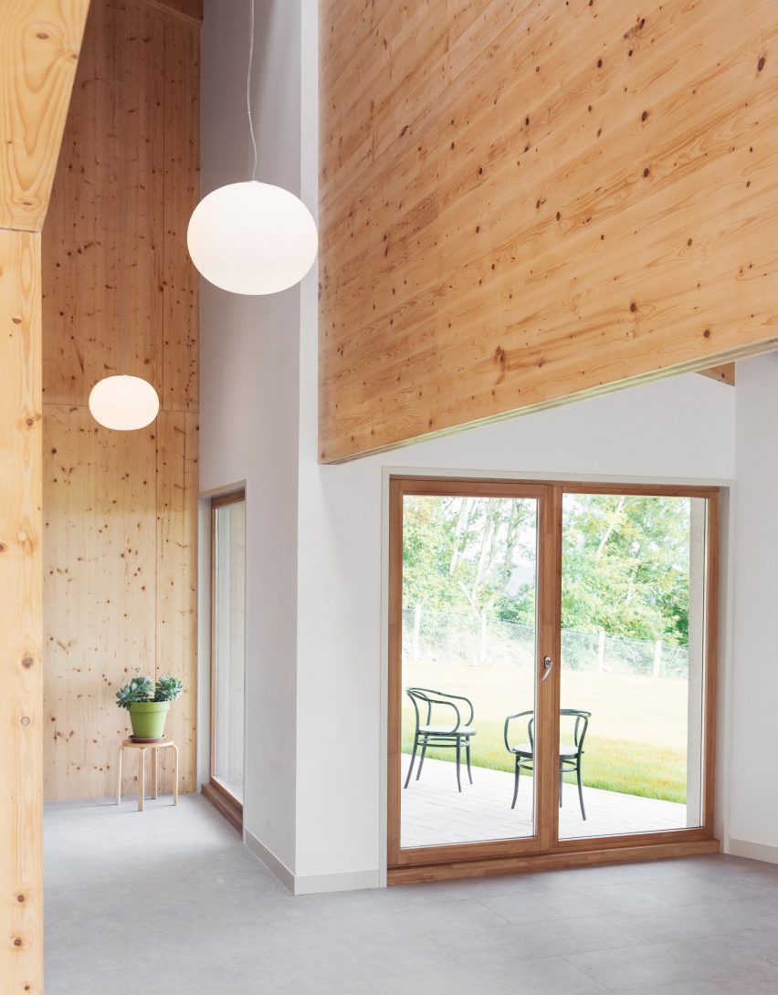 Santiagomendi House by Pauzarq Architects