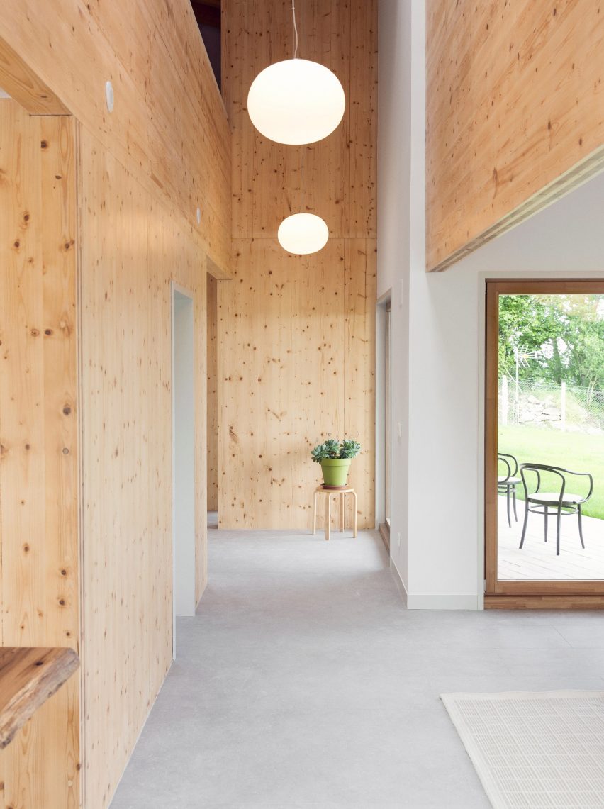 Santiagomendi House by Pauzarq Architects
