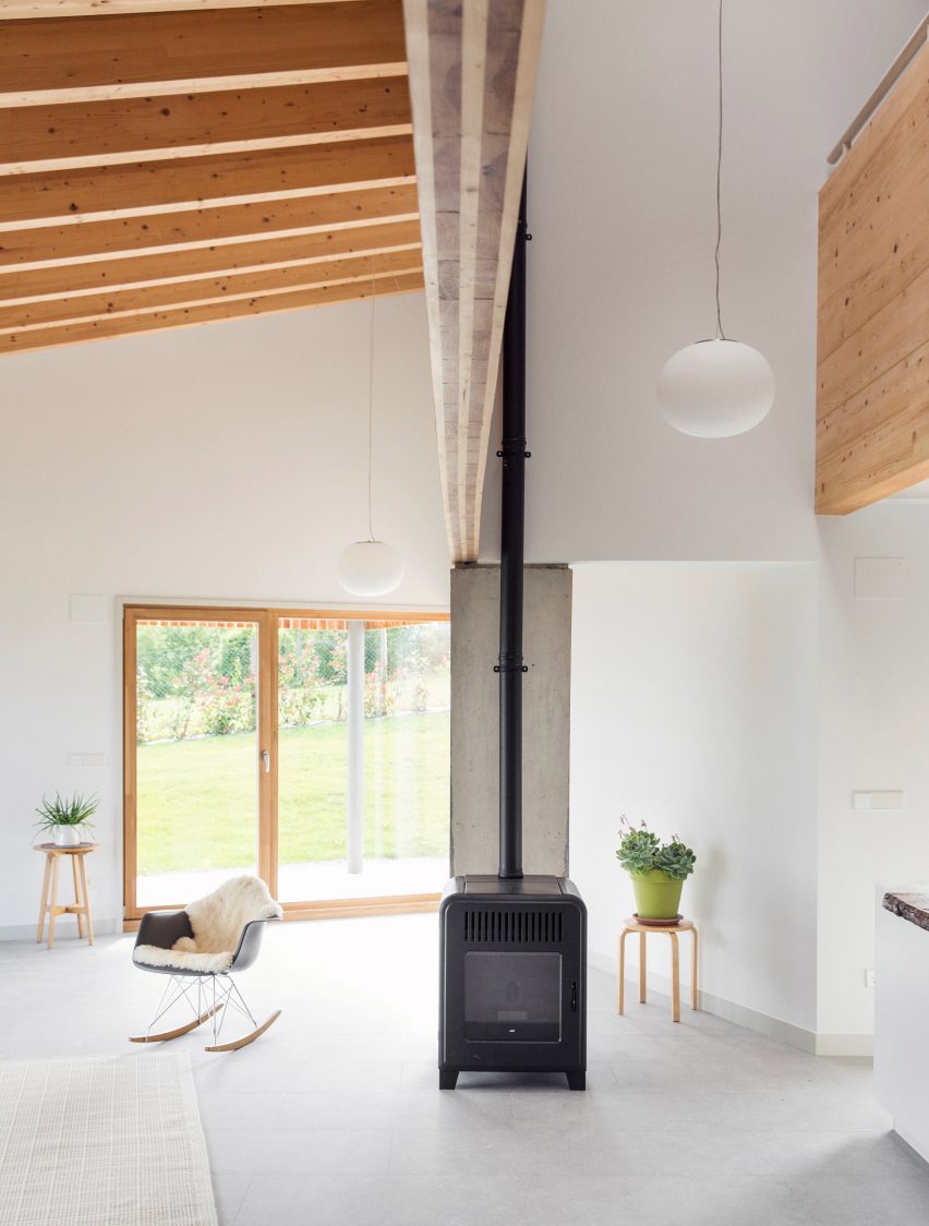 Santiagomendi House by Pauzarq Architects